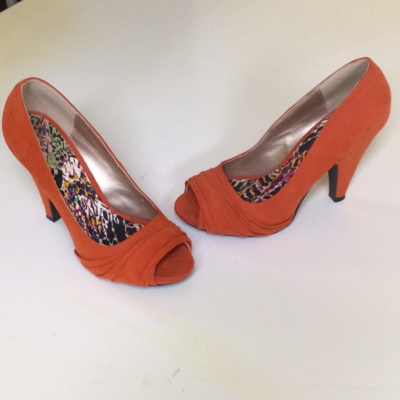 Bright and beautiful high heal - Picture 2 of 3